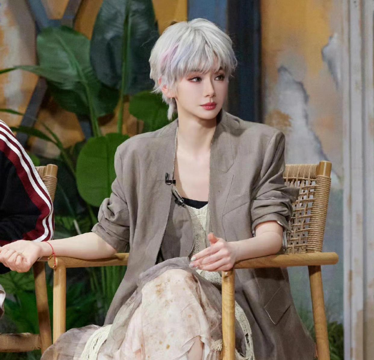 戚薇在《大侦探》里的造型也太美了吧！戚薇换了短发后让人眼前一亮，清爽利落的短发造