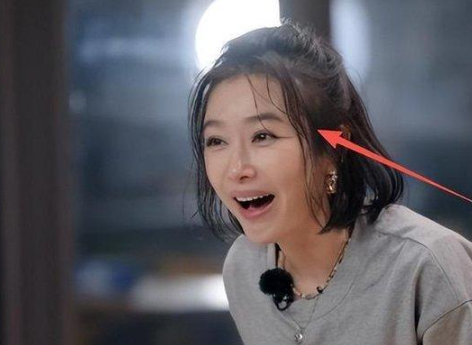 秦岚在《亲爱的客栈》里状态感觉好疲惫呀
好像突然年龄感就上来了，眼角皱纹明显增多