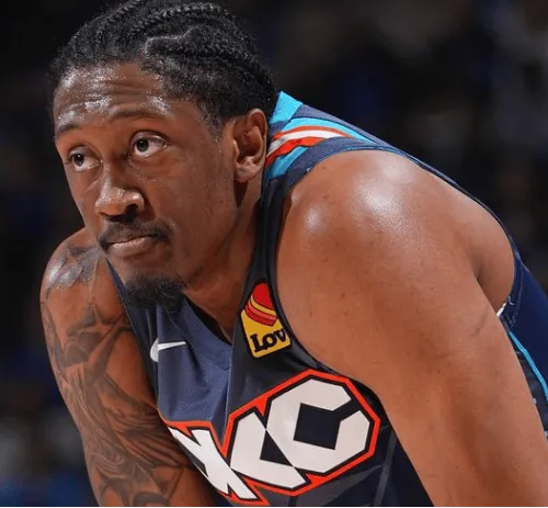 NBA季后赛，雷霆对阵太阳的比赛正在进行中。
同时，美记Brett Siegel