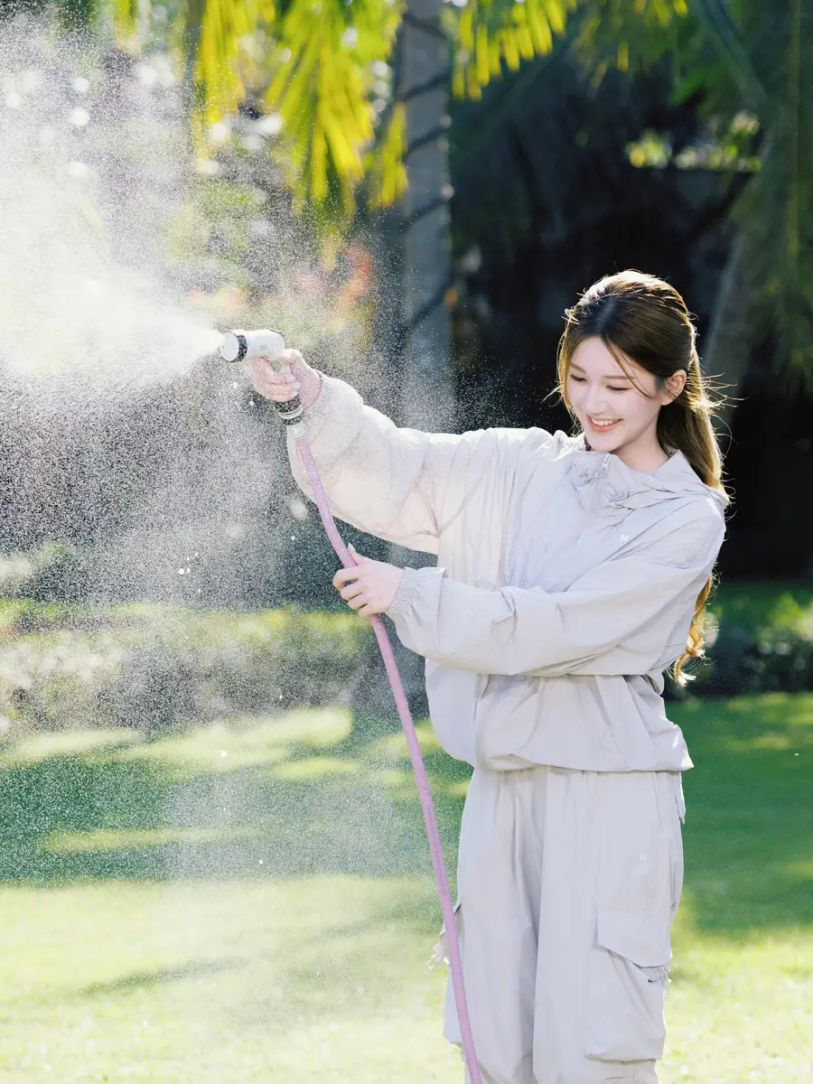 赵露思阳光下奔跑元气活泼 笑眼盈盈好似偶像剧女主