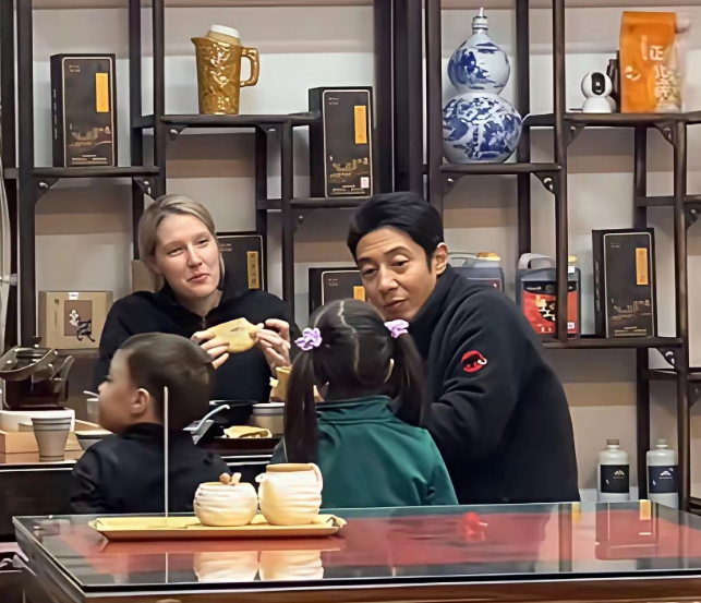 撒贝宁带娃游大同：真正的富养，是让孩子脚踩泥土看世界
撒贝宁带着老婆孩子现身山西