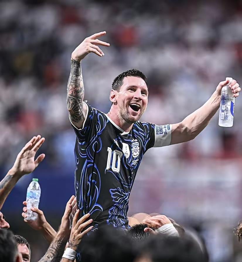 如果阿根廷能够战胜西班牙拿下本届世界杯，这绝对会是足坛划时代的名场面。不单单只是