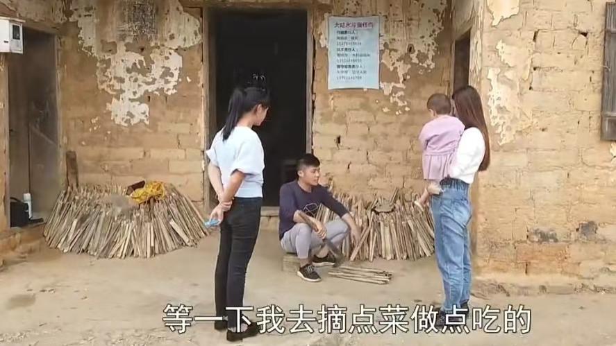 农村小伙穷得叮当响，没有女人肯嫁他，相中离异带娃的漂亮少妇