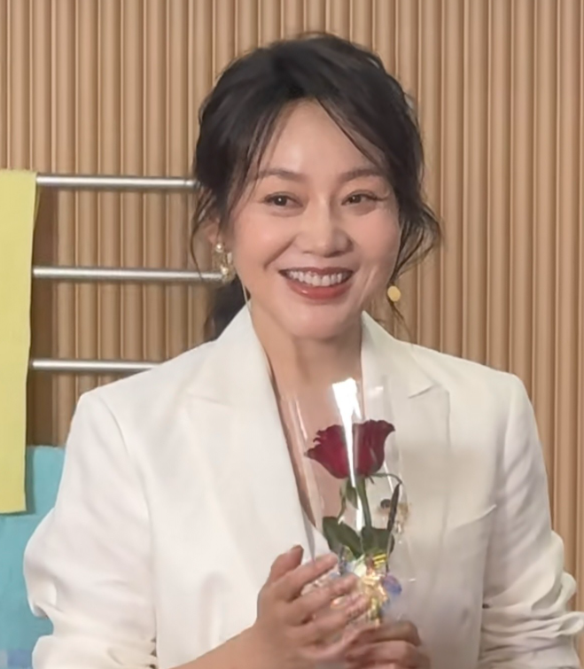 终于明白闫妮为啥不再婚了
不是没人馋她的身子
而是结过一次婚的她，早已明白不管做