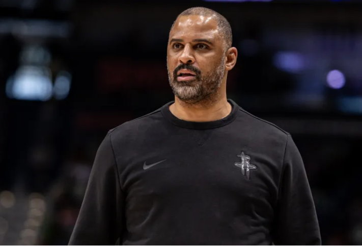 火箭媒体人谈到了他对火箭VS湖人系列赛的看法。
“我的最终预测是火箭4-1湖人。