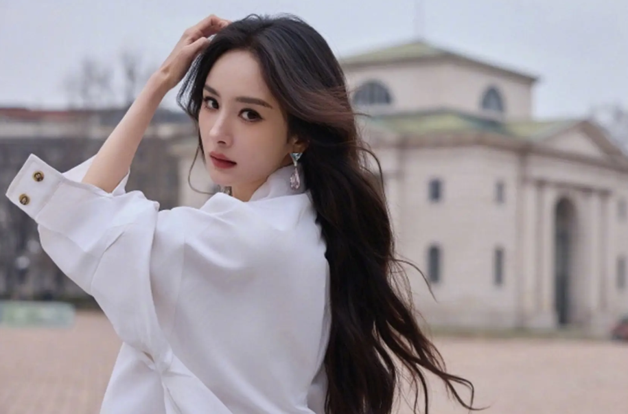 杨幂 Prada 大秀释出，优雅迷人自带高级感！