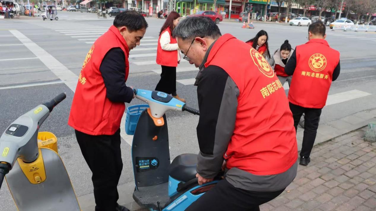 南阳市37小学：学雷锋践行动    红领巾进社区