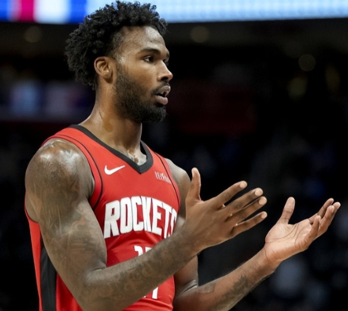 上一场火箭输湖人核心是扛不住詹姆斯背打
伊森身板不够硬，扛不住詹姆斯往里面挤。被