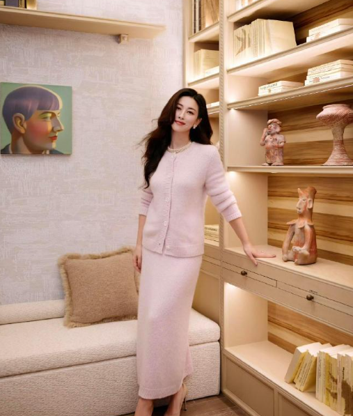 她的时尚选择总是很有分寸感，该华丽时绝不吝啬光芒