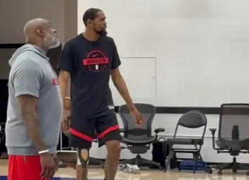 凯文-杜兰特今天在火箭队内训练结束后留下来投篮，看起来他的右膝上缠着某种绷带。