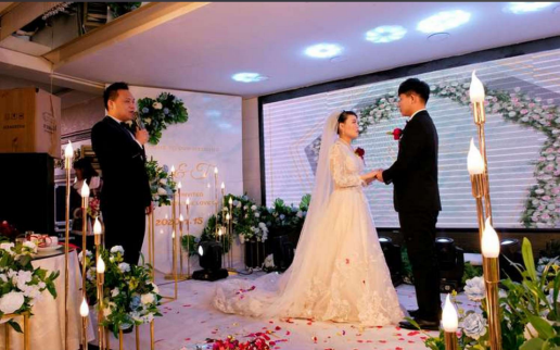 亲眼目睹未婚夫和发小的背叛后，第二天婚礼照常举行。当他赶来现场时，发现新郎的位置已经有人了