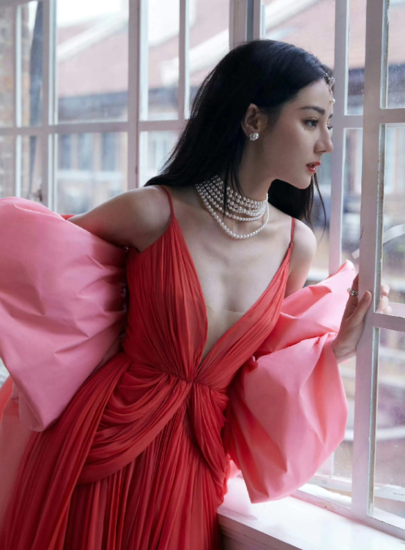 一条珍珠项链就能提升的高级气质
迪丽热巴一身西柚粉红色吊带长裙，粉粉嫩嫩，穿出了