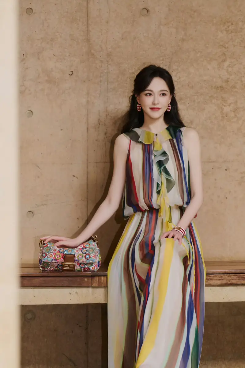 唐嫣穿彩条无袖纱裙卷发微扬 一颦一笑灵动又明媚