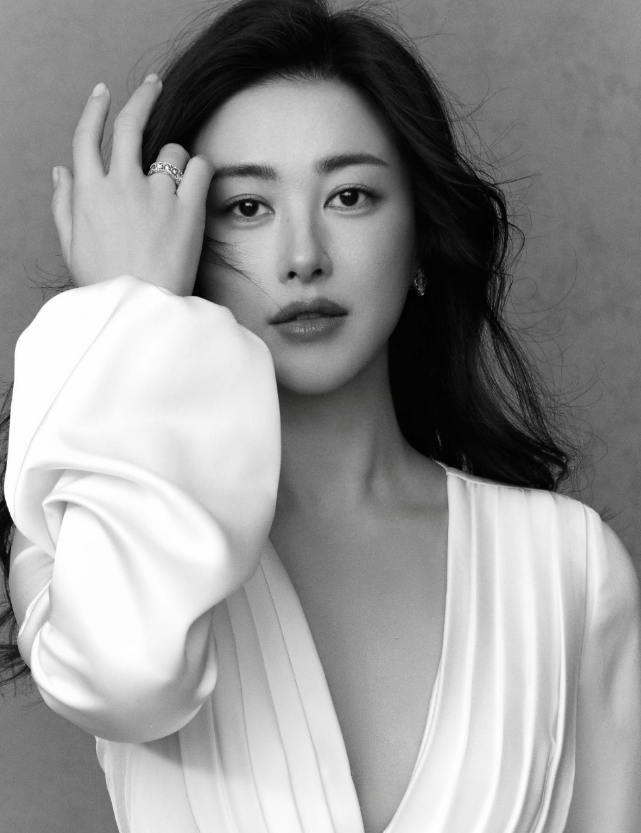 笑起来时眼波流转，仿佛春风拂过苏州园林的月洞门