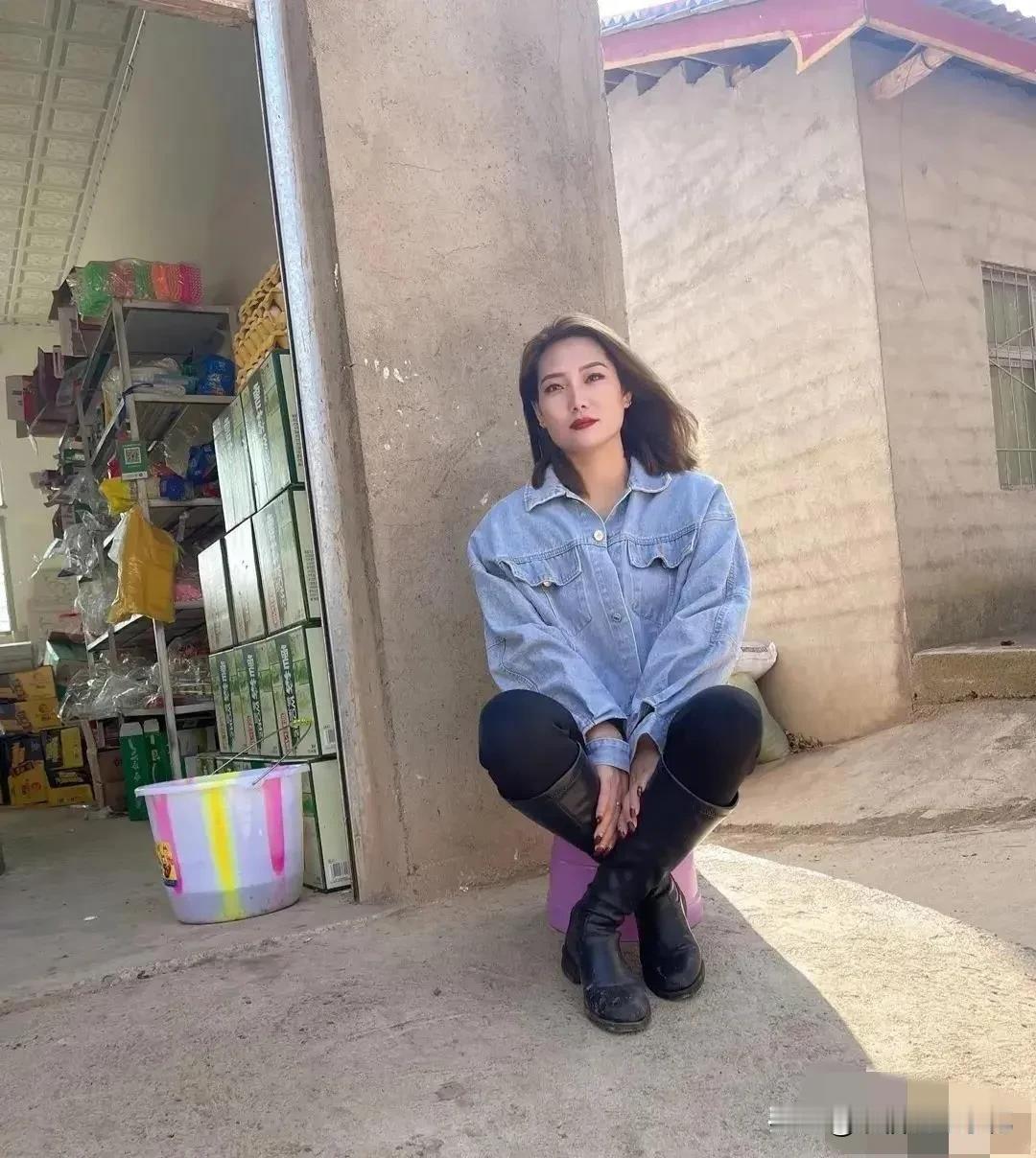 表姐不去城里发展是不是可惜了，留在小村子里，开一个小卖店，安闲度日