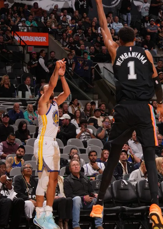 斑马防守下库里是怎么办的？

2010赛季前的库里仍然会被几只防守强队的无限换防