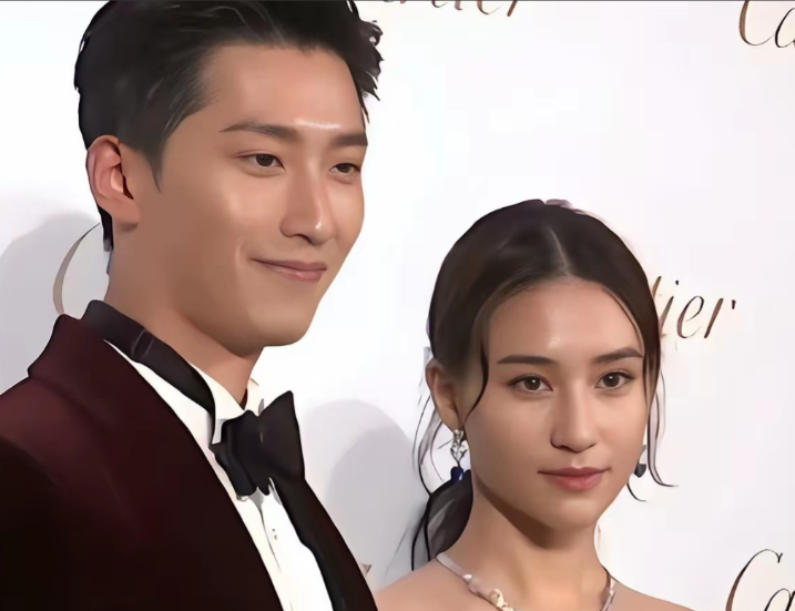 主持人问何超莲:“你和你老公都在不同的地方工作，平时是怎么联络感情的？”何超莲说