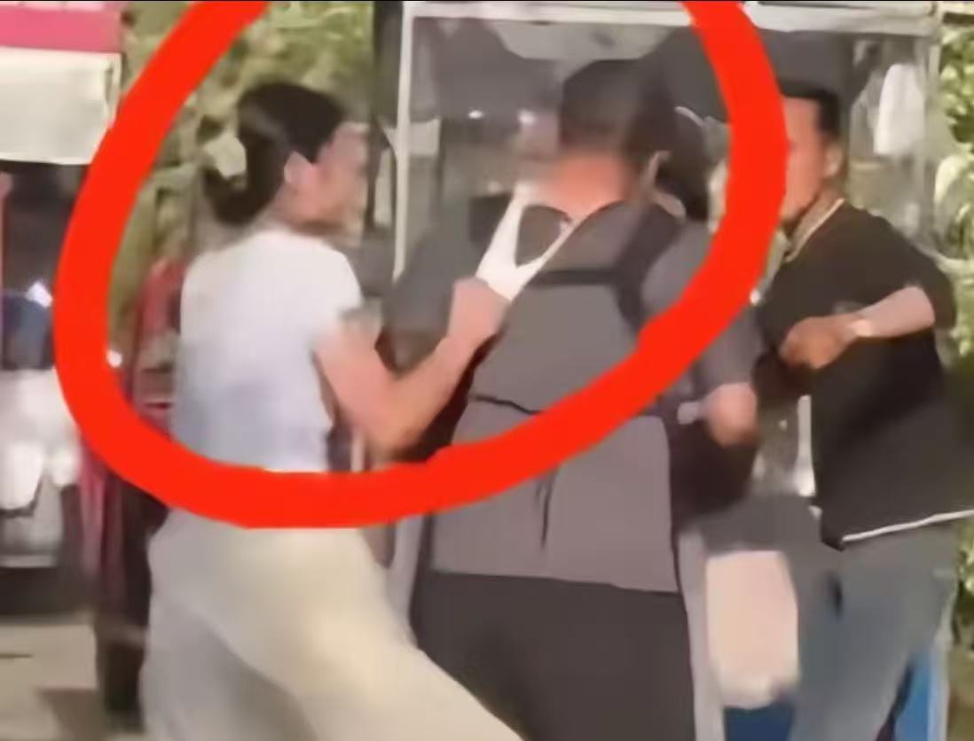 江苏宿迁，一脑瘫小伙走进面馆，突然对女店员说：“我手不方便，你能问我吃面不？”女