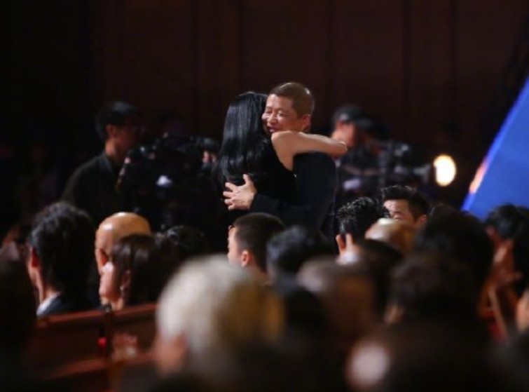 姚晨二婚又离婚了！
 
还会像以前一样共同抚育孩子，还会像家人一样的工作关系，意