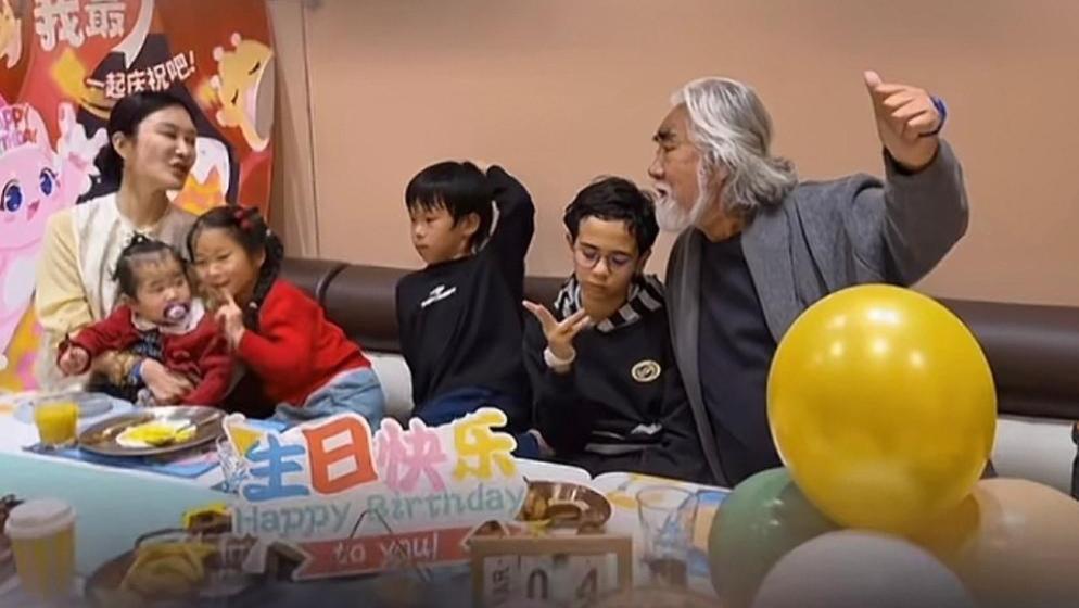 张纪中罕见全家同框：老戏骨秒变慈父，跟杜星霖组“六娃天团”场面太暖了！