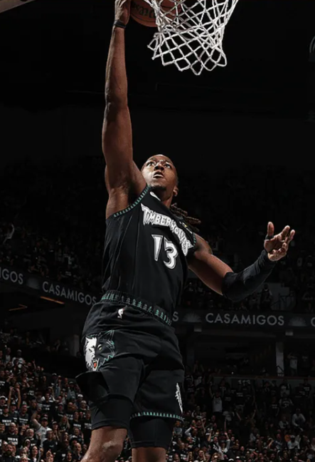 NBA季后赛，森林狼主场112-96战胜掘金。
数据统计显示，多森姆在季后赛单场