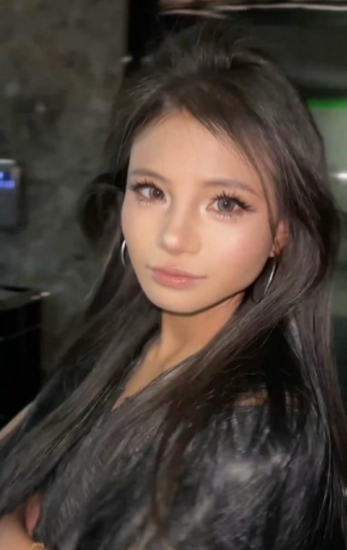 真是钱气养人，小英变身辣妹，神态气质全变了，而且好自信好明媚，完全无法让人联想到