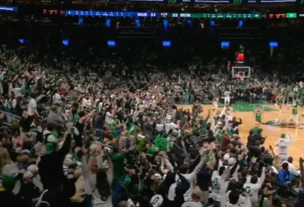 NBA常规赛，凯尔特人主场迎战独行侠的比赛中。

比赛的第二节，塔图姆补扣得手随