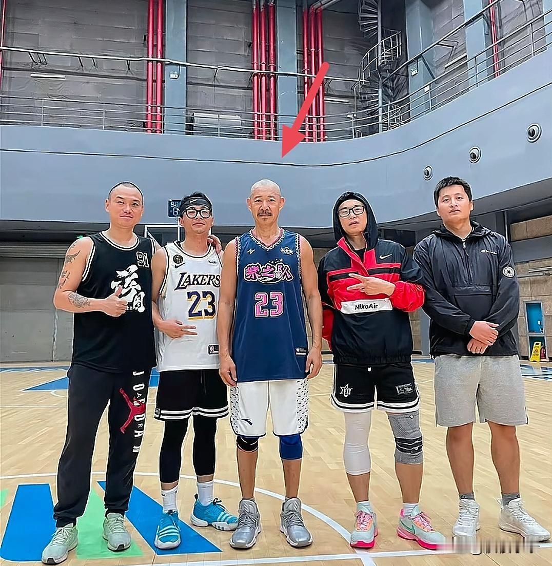 70岁张丰毅在篮球馆打球，他剃了光头，身材壮硕，看起来好勇猛，男子气概十足，身上