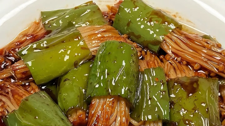 虎皮青椒卷金针菇：素菜里的“肉”滋味