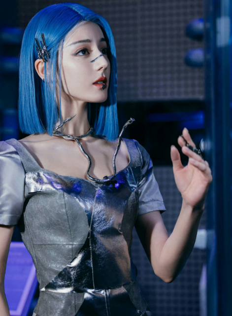 一拳把手机钉墙上看俩小时