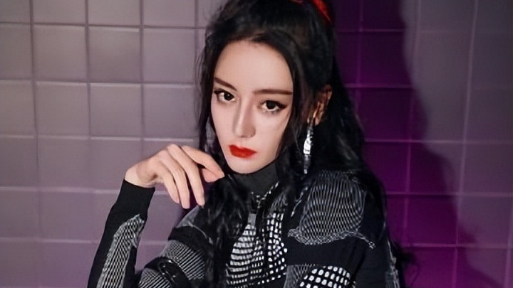 别再说热巴只会扮美了！这套“金刚”造型的野心，一般人真读不懂