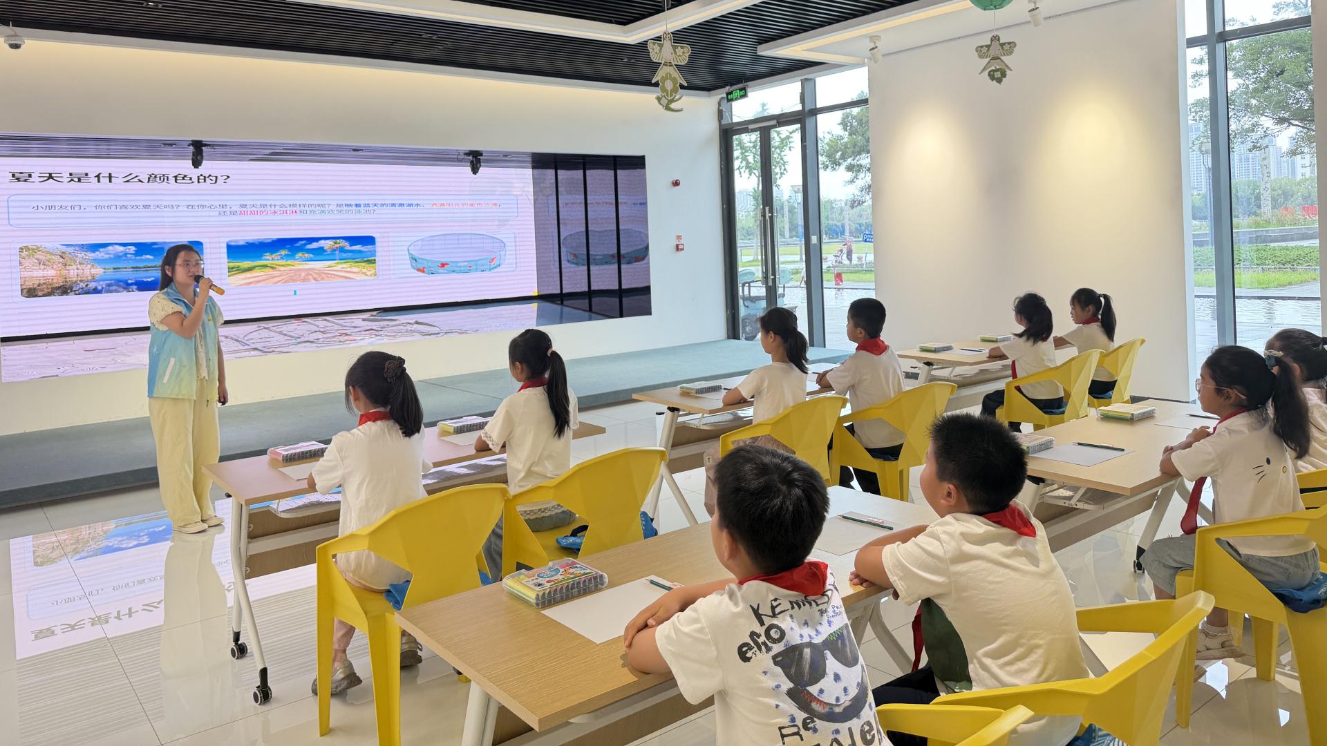 笔墨逐夏韵 美育润童心——市规划馆联合蚌埠学院开展暑期少儿公益美术课堂