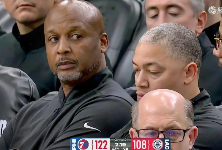 放弃比赛后，泰伦卢陷入了沉思，他应该也看到流言了吧。

打到最后3分多钟，快船败