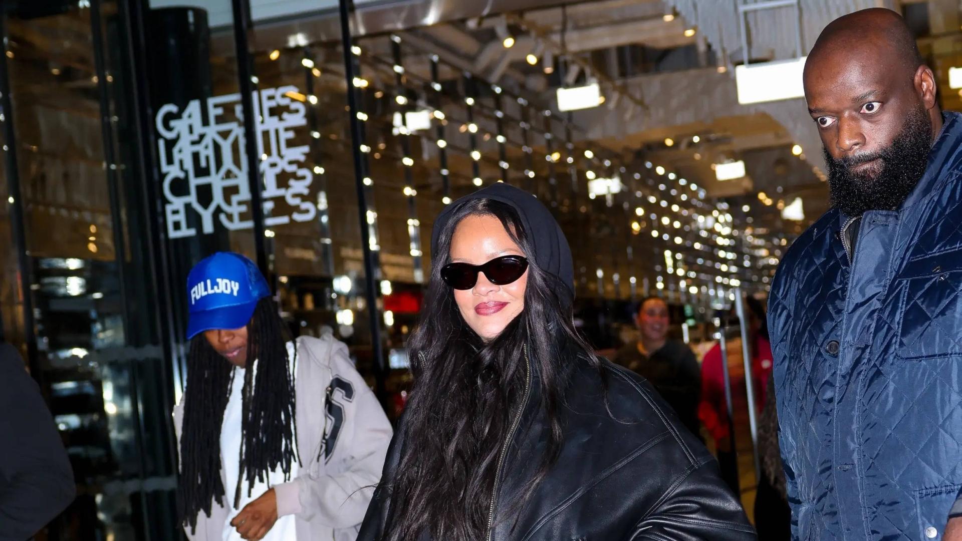 ​蕾哈娜孕肚再引热议，半年三胎后疑怀四胎