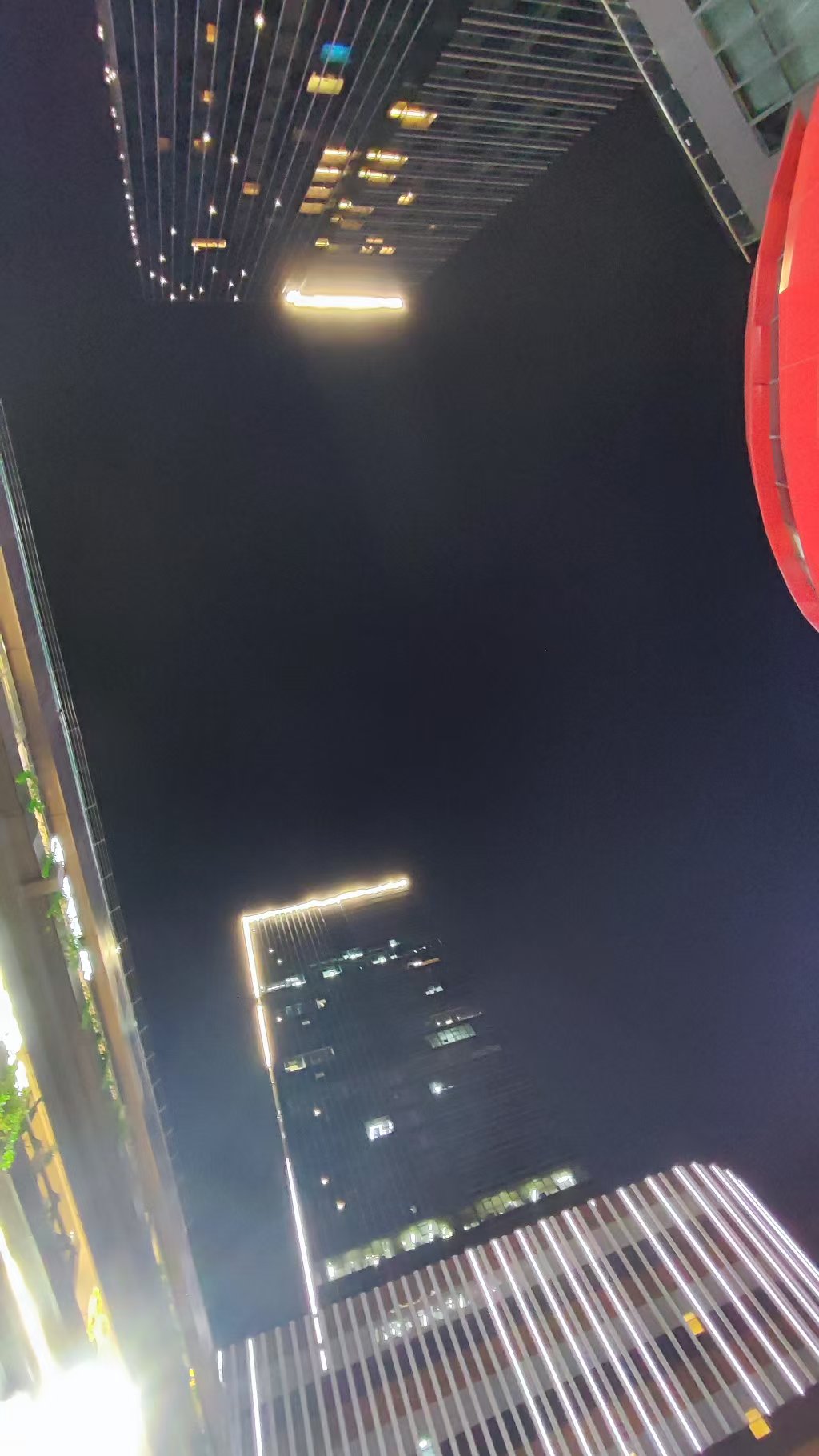 路过商业区，看到有人在唱歌。

前面直接摆着一张很大的海报，写着“上台、点歌、赞