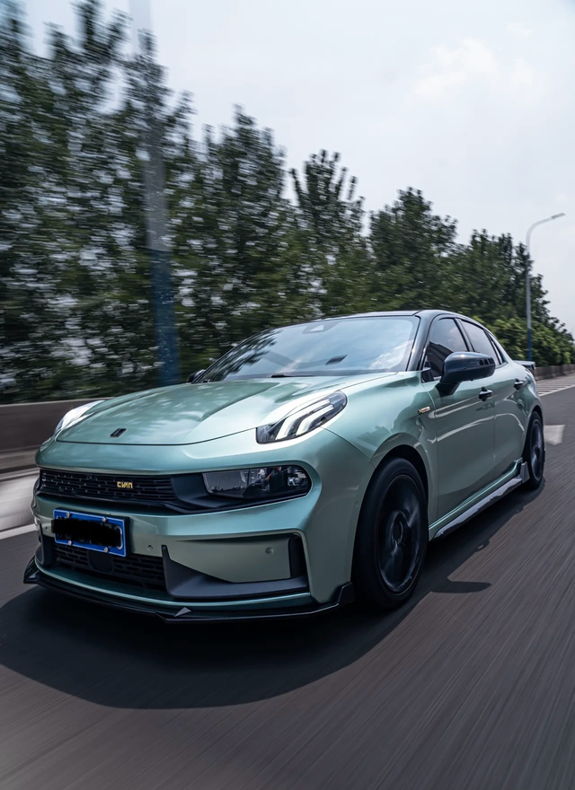 领克一代设计的魅力
领克03已经陪伴了我5年，现在看看还是非常喜欢经管他的外观争