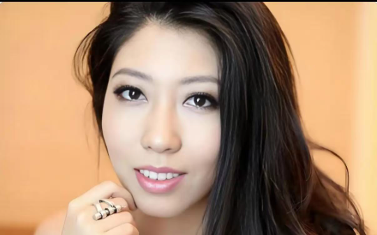 母亲贪污3.5亿坐牢10年，她用赃款在国外当明星，还发微博喊冤