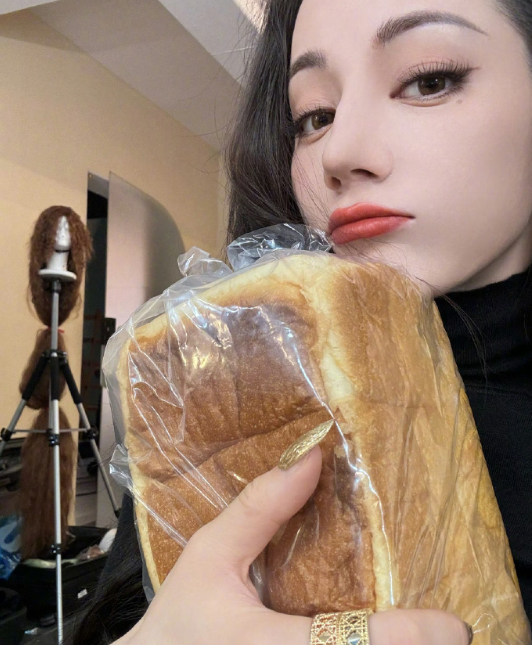 少女的定义从来不是年轻漂亮，而是勇敢自信且美好