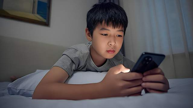 为什么坚决不让孩子玩手机？看完这段话，瞬间清醒