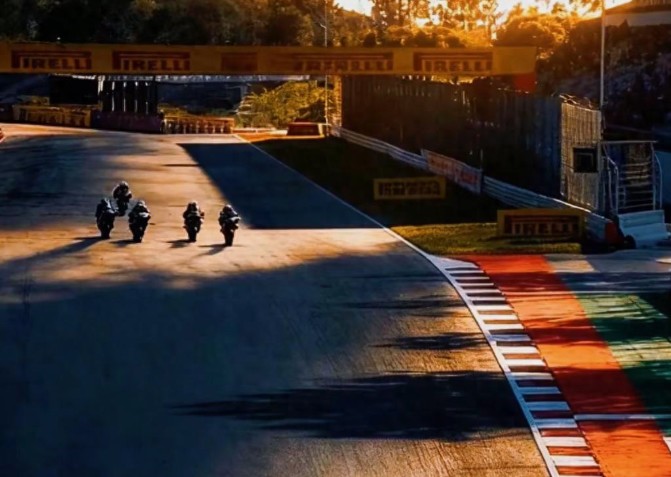 张雪是典型的火车燃汽机的发明者瓦特，他们都是初中文化，学历不能等同智慧，干自己喜