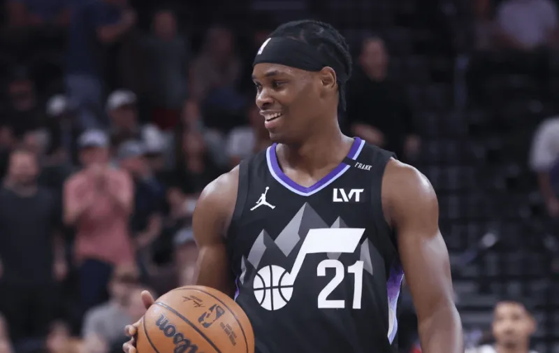 美媒Aryan报道，联盟消息源透露，爵士计划与后卫贝兹-姆本签下一份NBA标准合