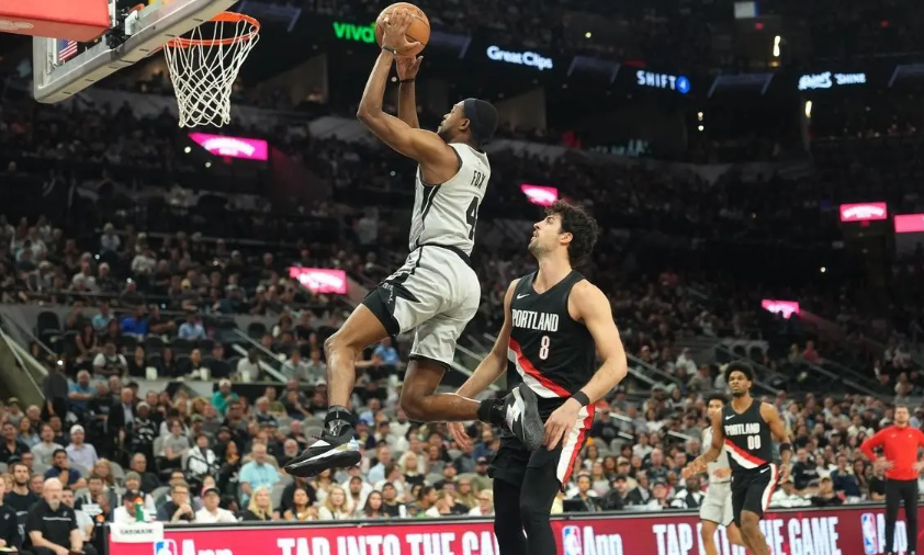 三后卫还是更稳，福克斯再等等看季后赛吧

确保场上时刻有两持球点今天的福克斯我觉