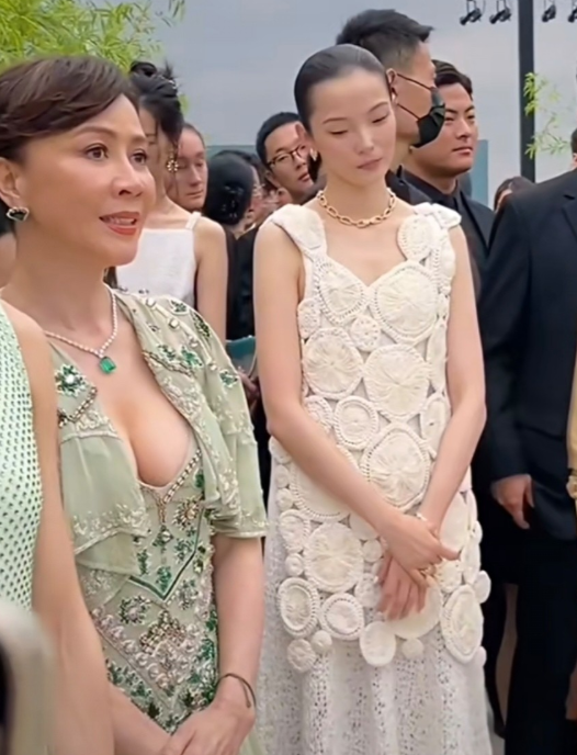 汤唯与刘嘉玲狭路相逢
汤唯率先向刘嘉玲微笑示意打招呼。
刘嘉玲也礼貌回应。
原来