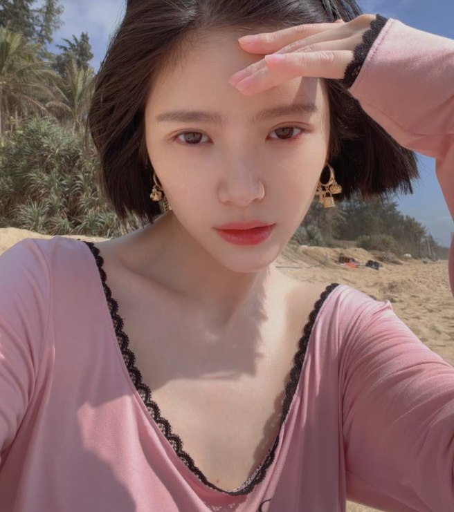 王灿直言，在海边穿清凉的衣服，是拥抱自然、享受生活的健康方式，根本和“擦边”扯不