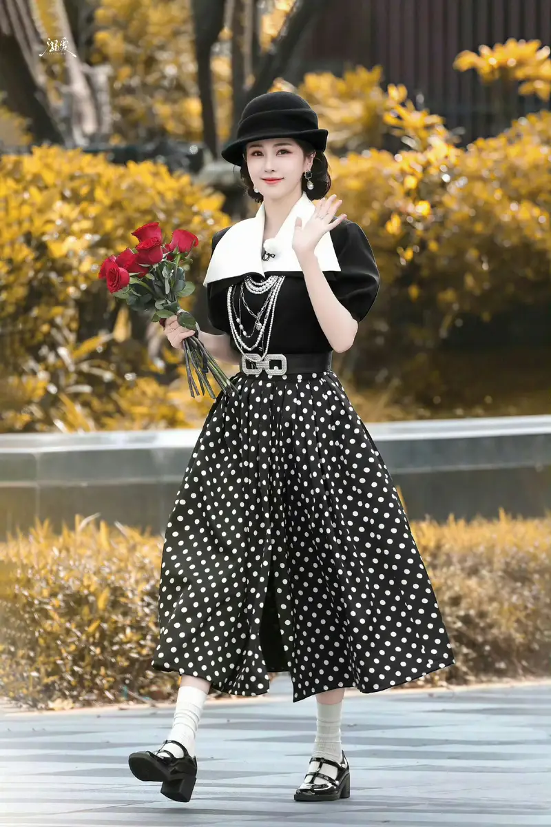 白鹿化身留洋大小姐矜贵优雅 手捧玫瑰花明媚大方