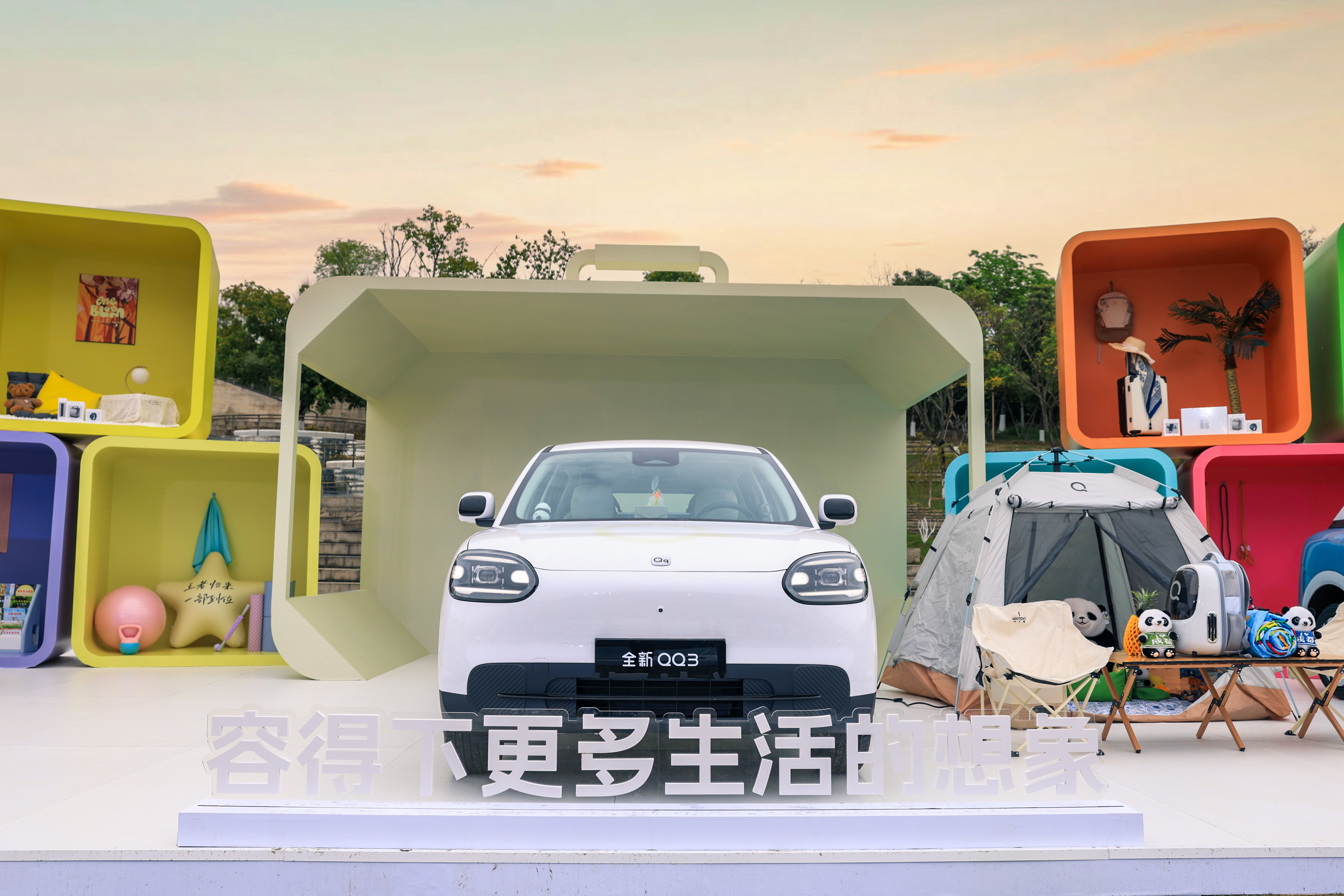 当一辆7万级的小车，却拥有70L智能电动前备箱、带色温调节的智能化妆镜、1300