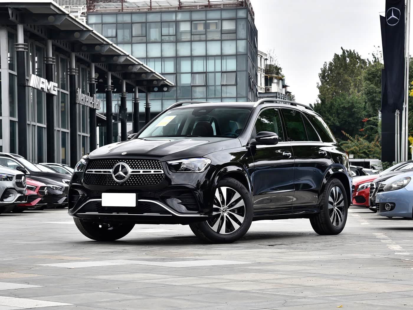 奔驰中大型SUV不足70万起售！外观豪华很动感，搭载2.5T