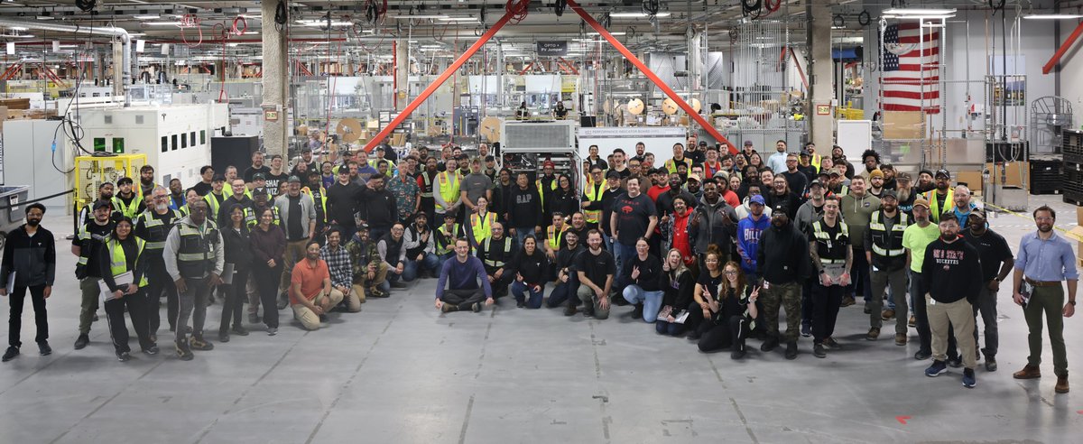 3月16日，特斯拉： 纽约工程制造了最后一个V3超充机柜，标志着7年来15000