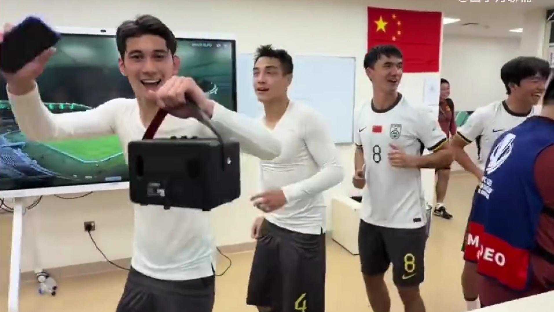 激动！U23国足挺进决赛拜合拉木带队跳转圈舞，安东尼奥跳上桌子庆祝