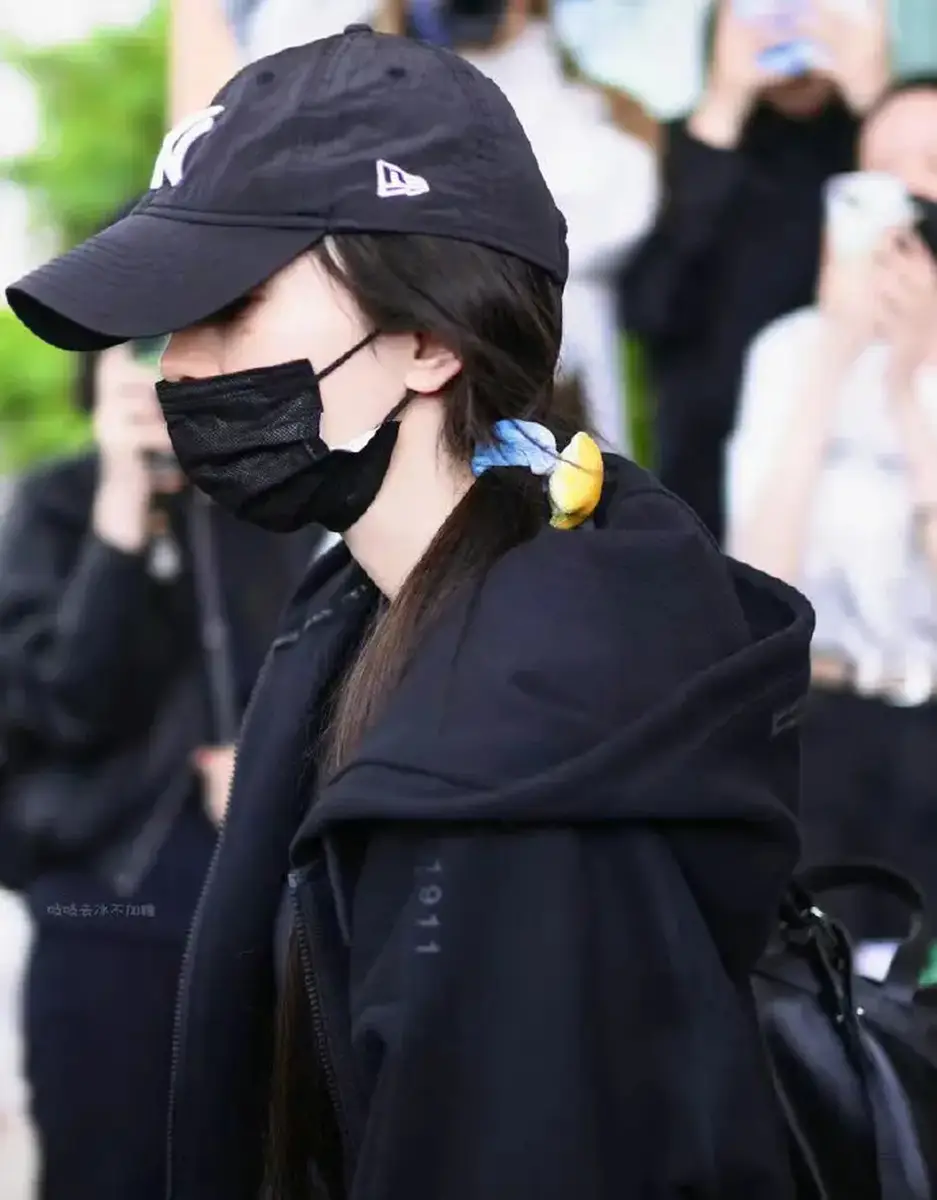 杨幂被蒸汽眼罩烫伤依旧没好 脸颊伤痕明显